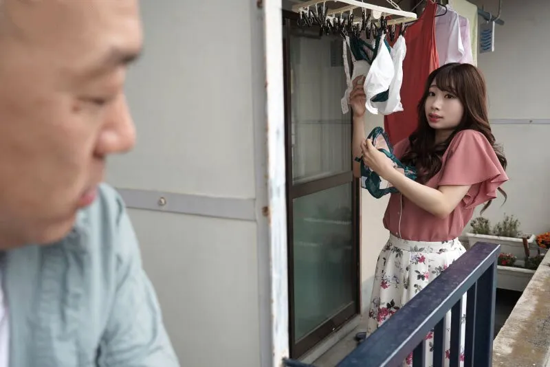 Gã gần nhà chuyên soi mói và cặp Người vợ Anh xã thường xuyên rên la quá to
