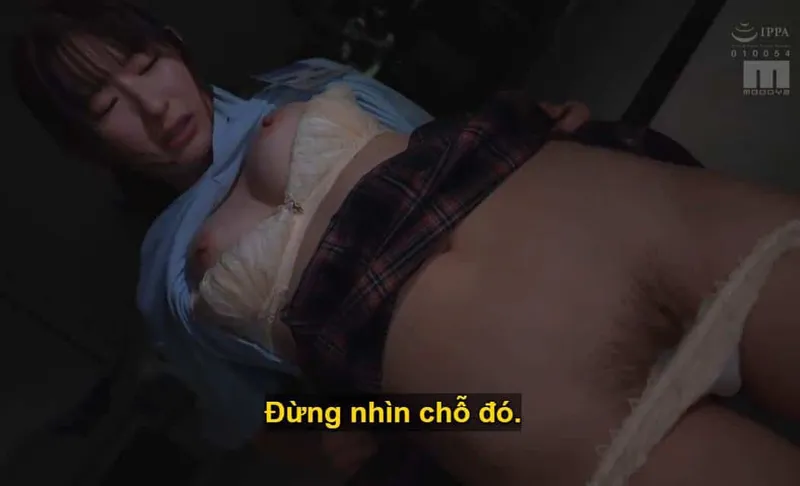 Ông chủ lập mưu chơi em nhân viên kiêu kỳ lười nhác, suốt ngày cắm mặt nhắn tin crush.